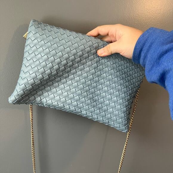 EMA Forever light blue wicker patterned clutch / crossbody magnet zipper closure - Picture 3 of 7
